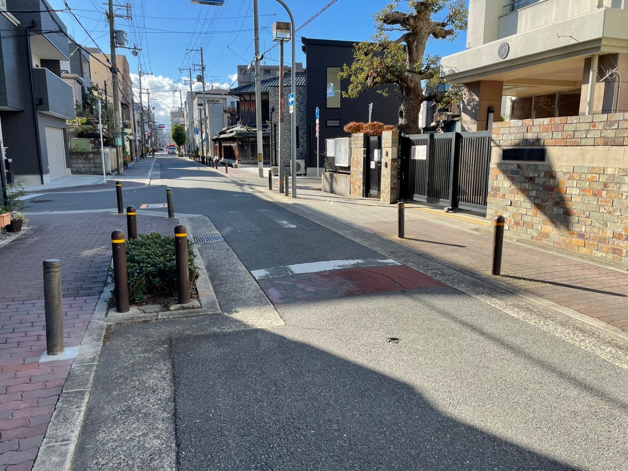 No.532 榎並小学校正門前の横断歩道が消えかけています